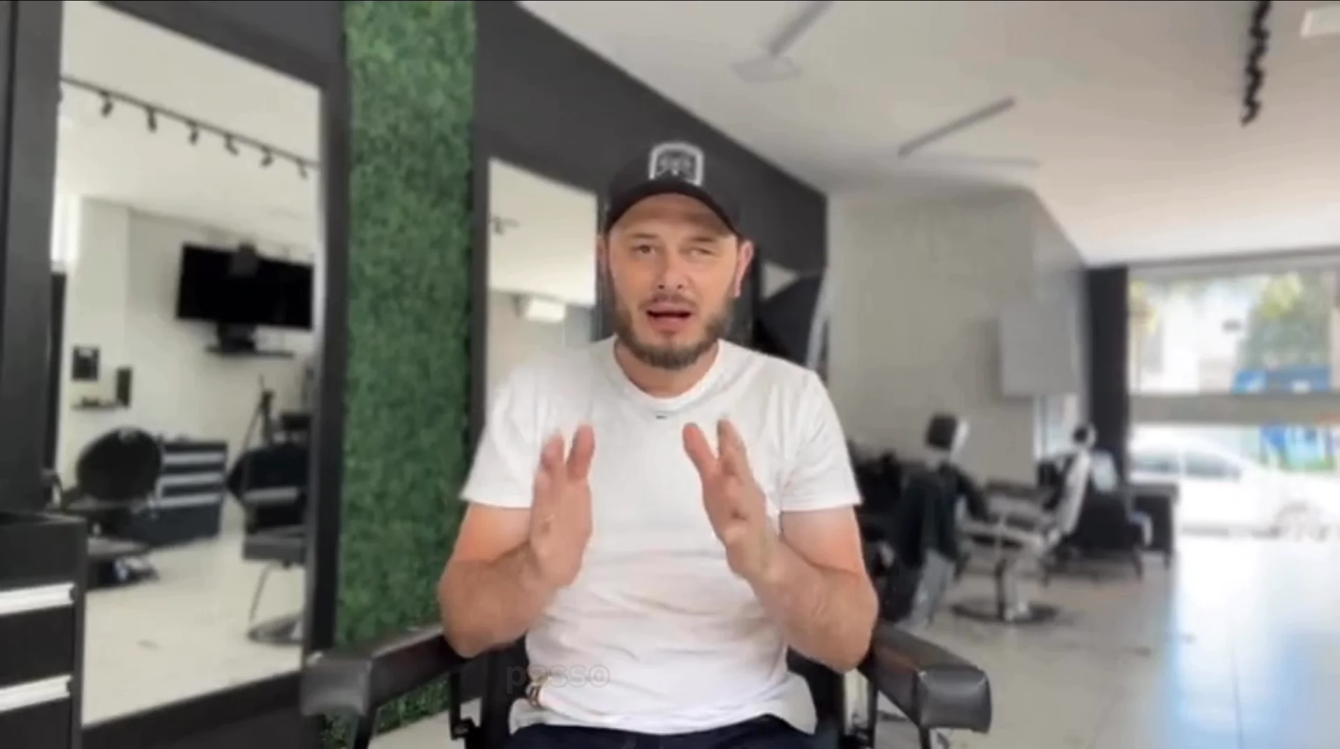 Claiton Costa apresenta o curso em sua barbearia
